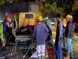 Tiga Orang Selamat Usai Tabrakan Mobil Box dan Truk di Padang