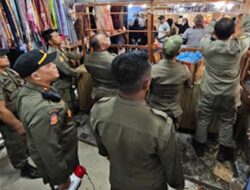 Hari Kedua, Penataan Lapak PKL di Pasar Raya Berlanjut