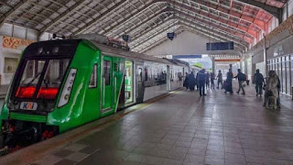 Kereta api Minangkabau Ekspress.