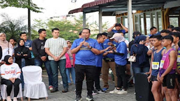 Wako Pariaman melepas peserta Talao Beach Run Tahun 2026.