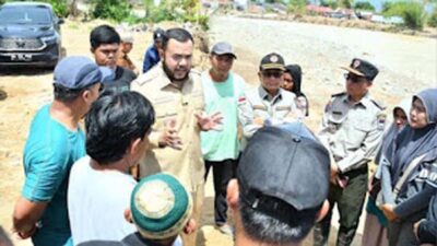 Wako Fadly Amran dialog dengan warga di lokasi bencana.