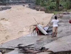 Akses Batu Busuk Lumpuh Total, Badan Jalan Hanyut Terbawa Arus Batang Kuranji