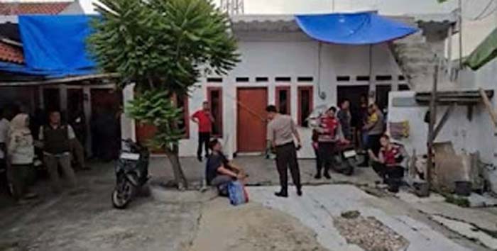 Polisi melakukan olah TKP.