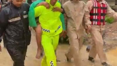 Sejumlah warga dievakuasi Polresta Padang