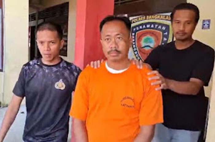 Polisi mengamankan tersangka kasus paman aniaya keponakan.
