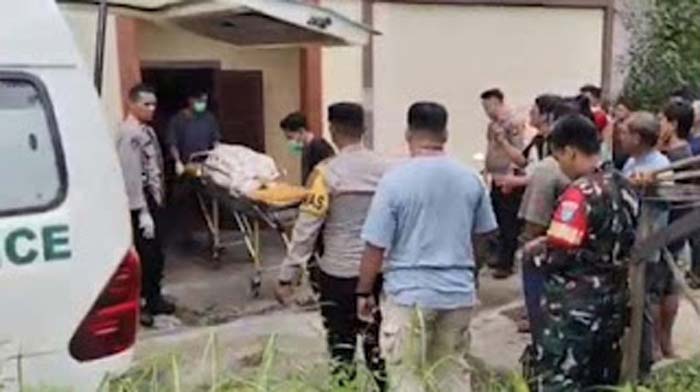 Petugas Polres Sanggau mengevakuasi mayat dalam karung.