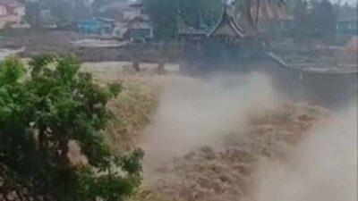 Debit air sungai di daerah Gunung Nago Kota Padang meningkat drastis.