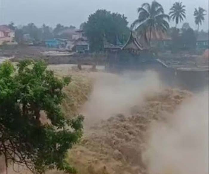 Debit air sungai di daerah Gunung Nago Kota Padang meningkat drastis.