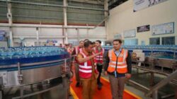 Bupati Solok melakukan peninjauan ke lokasi mata air Aqua di Arosuka.