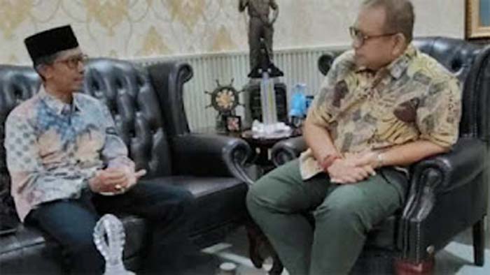 Kepala Kemenhaj Kota Padang, Zulfahmi, berdiskusi dengan Sekda Kota Padang.