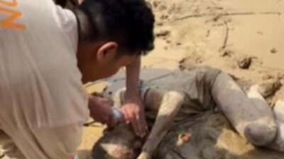 Praja IPDN menyemalatkan warga yang ditemukan tergeletak di lumpur