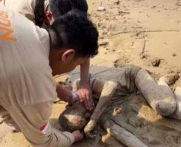 Praja IPDN menyemalatkan warga yang ditemukan tergeletak di lumpur