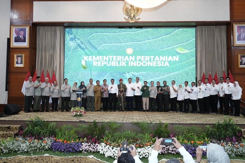 Sepuluh pejabat BULOG terima penghargaan dari Mentan Amran.