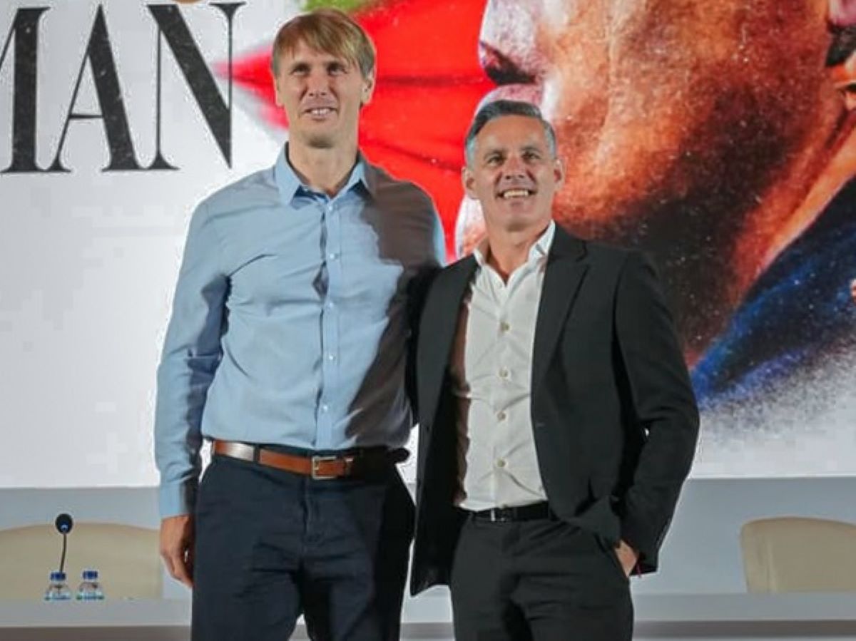 Pelatih Timnas Indonesia, John Herdman bersama asisten pelatihnya, Cesar Meylan.