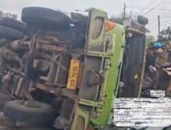 Evakuasi Dramatis Korban Tewas Tertimpa Truk di Balongbendo