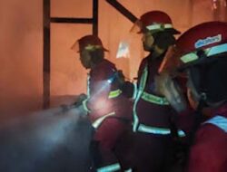 Kebakaran Hanguskan Dua Rumah di Kampung Pinang Padang