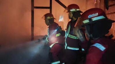 Pemadam kebakaran Kota Padang sedang memadamkan api