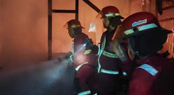 Pemadam kebakaran Kota Padang sedang memadamkan api