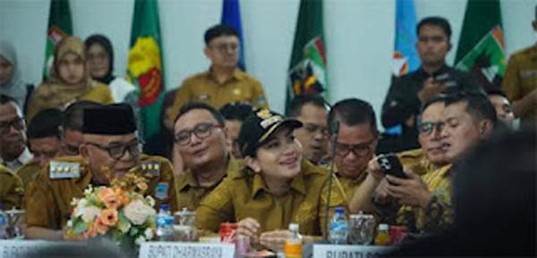 Bupati Dharmasraya, Annisa Suci Ramadhani memaparkan kondisi pascabanjir