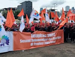 Ratusan Buruh Demo di DPR, Tuntut Revisi UMP 2026 dan UU Ketenagakerjaan Baru
