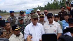 Staf Khusus Menteri Pertanian Bidang Kebijakan Pertanian, Sam Herodian, saat mengunjungi wilayah terdampak bencana di Kabupaten Solok.