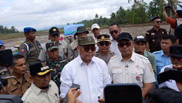 Staf Khusus Menteri Pertanian Bidang Kebijakan Pertanian, Sam Herodian, saat mengunjungi wilayah terdampak bencana di Kabupaten Solok.