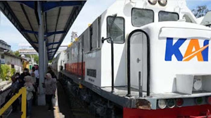 KA Pariaman Ekspres.