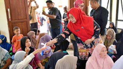 Bupati Agam dampingi Tim Indo Jalito dan Gebu Minang Peduli salurkan bantuan.