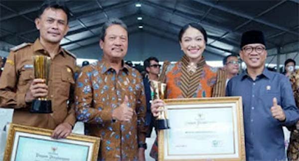 Bupati Dharmasraya Annisa Suci Ramadhani, bersama penerima penghargaan lainnya.