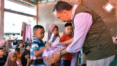 Pemerintah Kabupaten Agam menyalurkan bantuan paket pakaian lengkap sekolah
