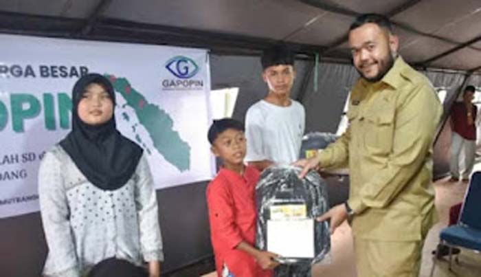 Wali Kota Padang Fadly Amran menyerahkan bantuan seragam sekolah.
