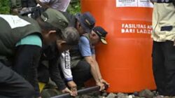 Gubernur Sumbar tinjau pemasangan pipanisasi air bersih.