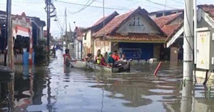 Warga mengevakuasi barang dan mengungsi akibat banjir.