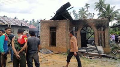 Kebakaran hebat menghanguskan dua rumah di Kabupaten Pasaman.