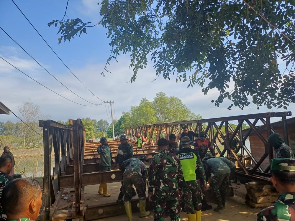 Pembangunan jembatan di Aceh dikebut sehingga akses segera pulih.