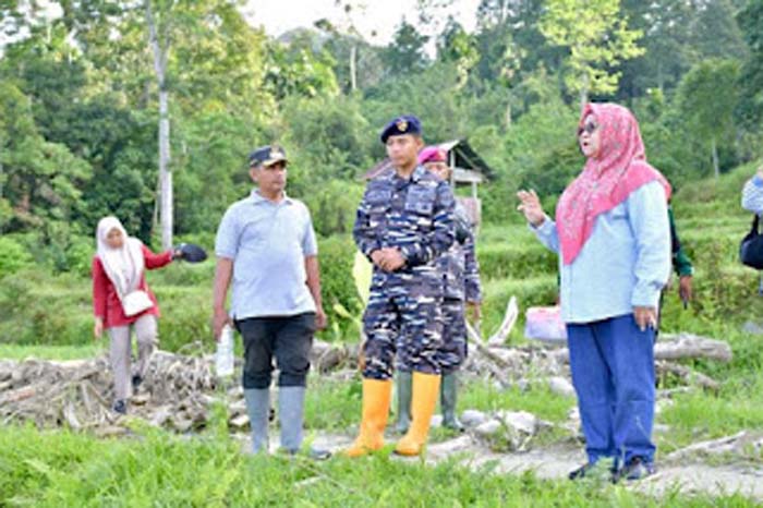 Ketua TP.PKK Agam Survei sumber air bersih.