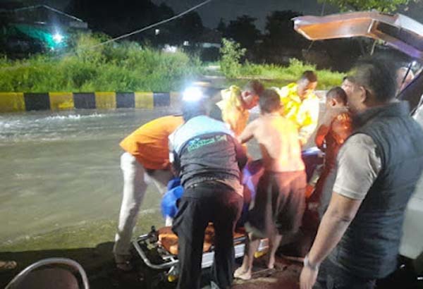 Seorang pemotor tewas usai melintasi banjir di Kalimalang.