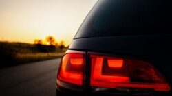 Mengapa Lampu Rem Berwarna Merah? Ini Alasannya.