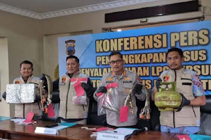 Polisi menunjukkan barang bukti ribuan tabung hasil praktik pengoplosan gas LPG subsidi.
