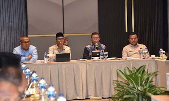 Pj Sekda Kota Padang, Raju Minropa memghadiri Rapat.