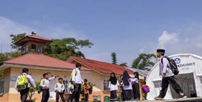 Sejumlah anak didik SD Negeri 11 Bungo Tanjuang bermain dan belajar di tenda darurat.