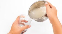 Cuci muka dengan air beras ternyata bagus untuk kulit wajah.