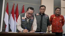 Menandatagani dokumen.