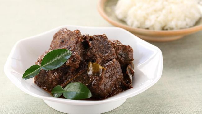 Karena proses masaknya lama, pemilihan bagian daging sapi yang tepat sangat penting agar rendang yang dihasilkan enak dan teksturnya pas.