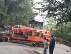 Mobil Pengangkut Alat Berat Mogok di Tanjakan Panorama Satu, Lalu Lintas Padang–Solok Tersendat