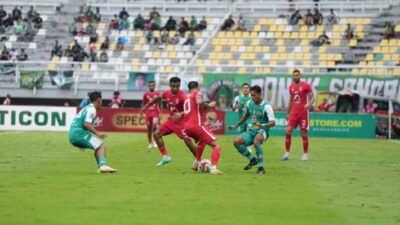 Malut United kalah 1-2 dari Persebaya Surabaya di Super League 2025-2026.