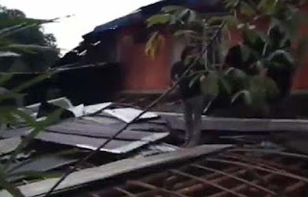 Puluhan rumah di Kabupaten Banyumas rusak parah akibat diterjang angin puting beliung.