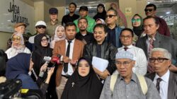 Kubu Roy Suryo bersama tim kuasa hukum di Mapolda Metro Jaya.