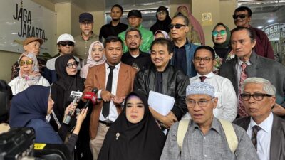 Kubu Roy Suryo bersama tim kuasa hukum di Mapolda Metro Jaya.