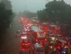Jam Pulang Kerja, Banjir Parah Rendam Jalan DI Panjaitan Cawang